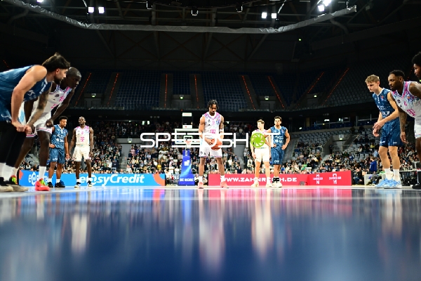 Spielaktion mit Jeff Garrett Jr. (4; Telekom Baskets Bonn) und Niklas Würzner (2; MLP Academics Heidelberg)