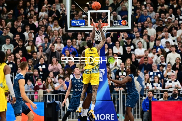 Ryan Mikesell (33; MLP Academics Heidelberg) und Michale Kyser (12; EWE Baskets Oldenburg) in Aktion