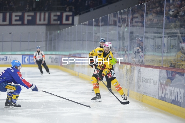 Hardy Häman Aktell (4; SC Bern) mit Puck am Bullykreis
