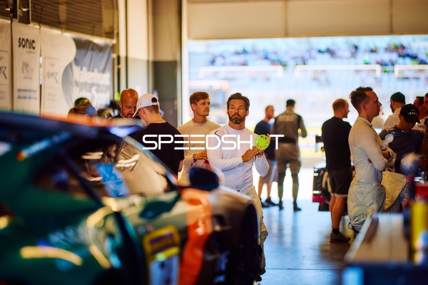 Boxengassen-Szene beim 24h Rennen 2025