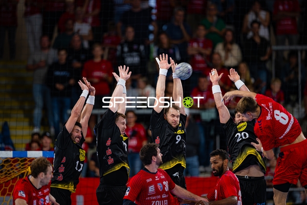 Jonathan Fischer (36; SG BBM Bietigheim) verteidigt im Kreis