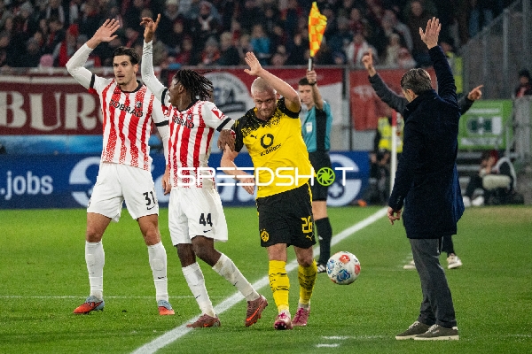 Spieler mit erhobenen Armen