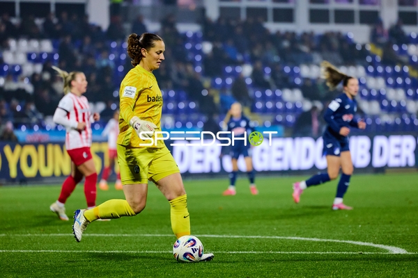 Torwart Laura Benkarth (1; SC Freiburg Frauen) mit Ball