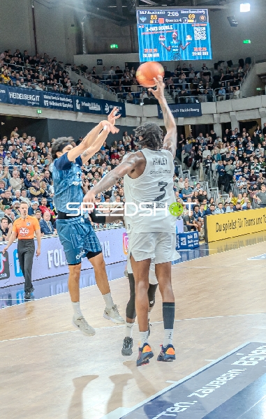 Spielaktion mit Josh Hawley (3; Basketball Löwen Braunschweig)