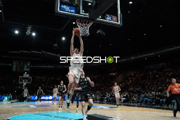 Nikolas Sermpezis (30; FC Bayern Basketball) mit Dunk