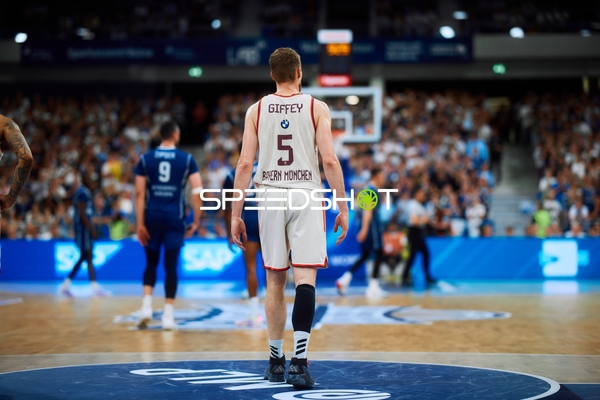 Spieler Niels Giffey (5; FC Bayern Basketball) und Paul Zipser (9; MLP Academics Heidelberg) auf Court