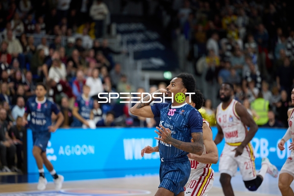 Michael Weathers (20; MLP Academics Heidelberg) zieht zum Korb