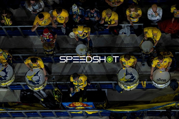 Fans in gelben Trikots mit Trommeln