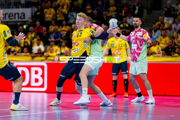 Spieler kämpfen um Ball