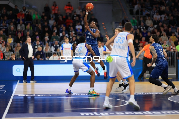 DJ Horne (0; MLP Academics Heidelberg) mit Wurfbewegung