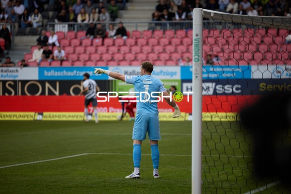 Torwart dirigiert Nikolai Rehnen (1;SV Sandhausen)