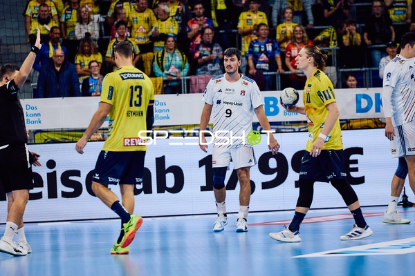 Ein Spieler von Rhein Neckar Löwen erhält eine Entscheidung vom Schiedsrichter.