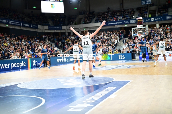 Defensive Aktion mit Marten Linßen (12; Gladiators Trier)