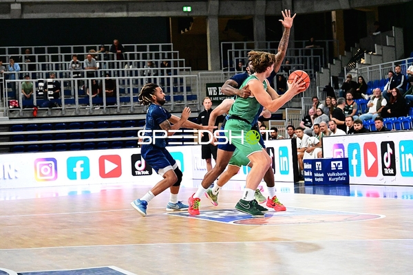 Spieler im Zweikampf auf Court