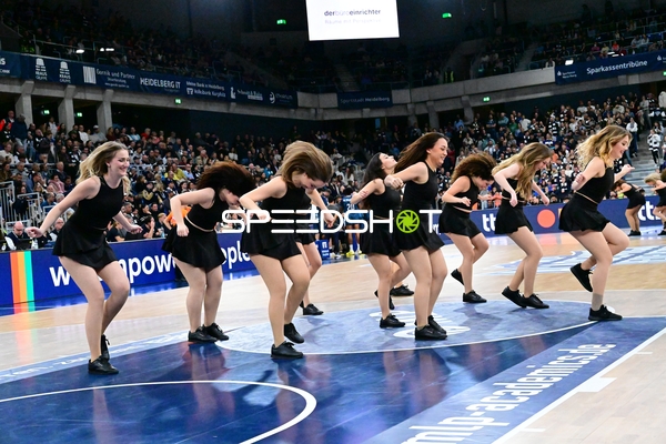 Cheerleader tanzen während Spielpause