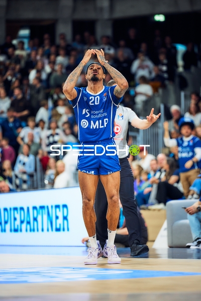 Michael Weathers (20, MLP Academics Heidelberg) wirft