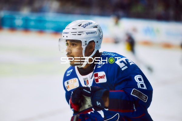 Austin Ortega (8, Adler Mannheim) fokussiert