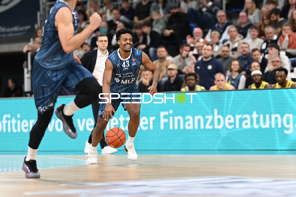 Eric Reed Jr. (43; MLP Academics Heidelberg) mit Ball in Aktion
