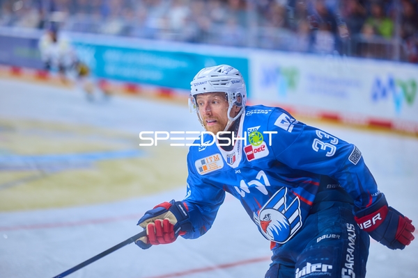 Markus Hännikäinen beim Skaten im Playoff-Duell