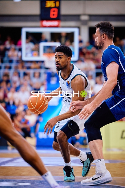 Dribbling Bakary Dibba (10;MLP Academics Heidelberg) gegen Victor Bailey Jr (10;Niners Chemnitz)