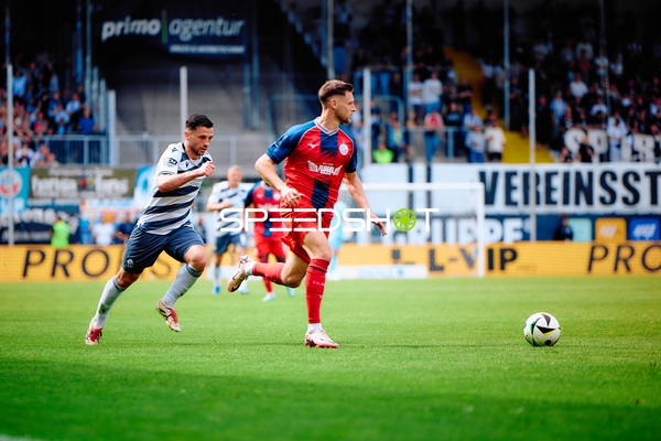Spieler sprinten zum Ball SV Sandhausen FC Hansa Rostock