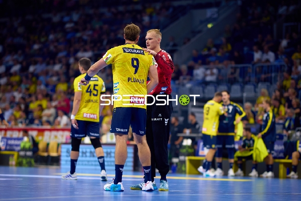 Torwart David Späth (29; Rhein Neckar Löwen) mit Spieler Steven Plucnar Jacobsen (9; Rhein Neckar Löwen)