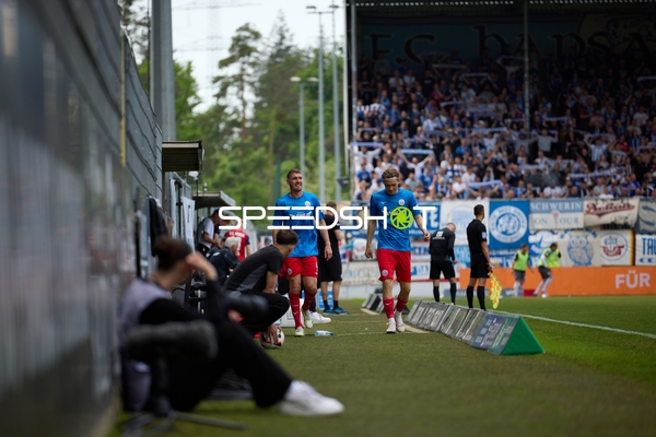 Zwei FC Hansa Rostock am Spielfeldrand