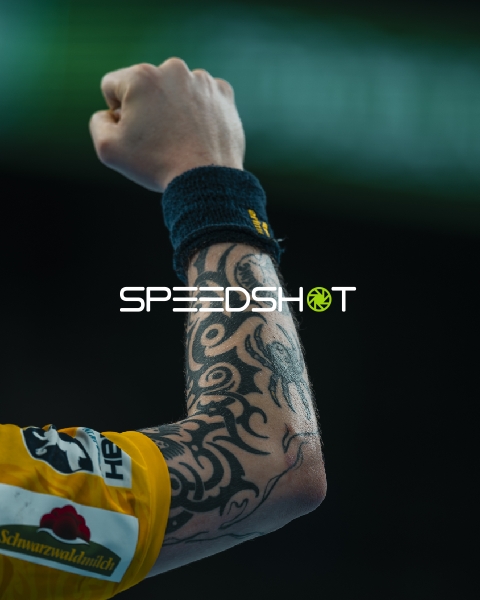 Handball-Szene mit Tattoo-Arm