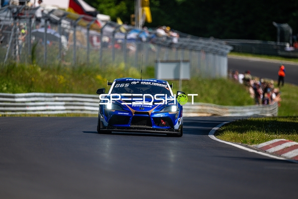 Rennfahrzeug auf der Rennstrecke