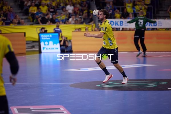 Ein Spieler der Rhein Neckar Löwen wirft den Ball.