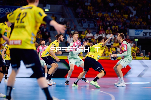 Defensive Aktion in Halle