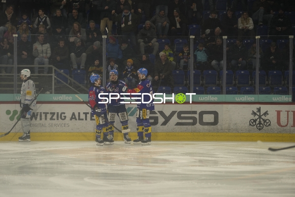 Drei Spieler von EHC Kloten feiern