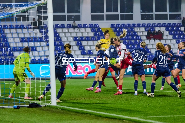 Torwart pariert im Strafraum