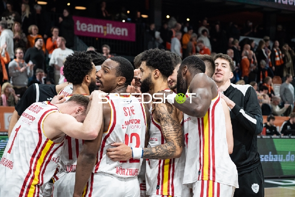 Szene mit Alen Pjanic (35; Würzburg Baskets), Johnathan Stove (22; Würzburg Baskets) und David Muenkat (55; Würzburg Baskets)