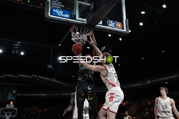 Nikola Tomic (7; Basketball Löwen Braunschweig) beim Wurf