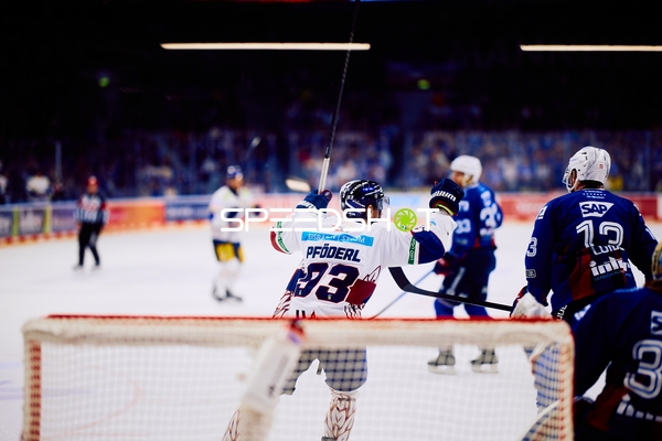 Schuss von Eisbären Berlin auf das Tor der Adler Mannheim