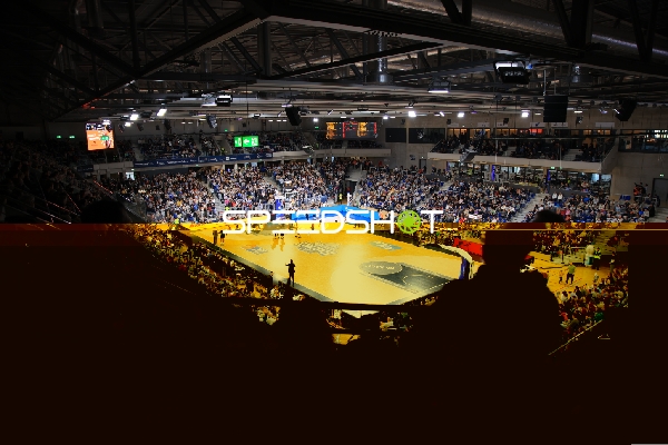 Weitwinkel-Aufnahme der Arena mit Publikum