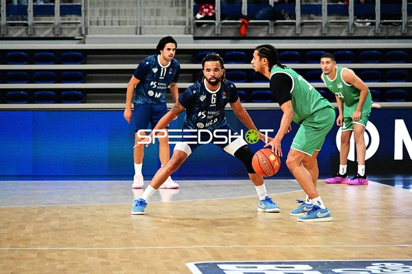 Zweikampf um den Ball