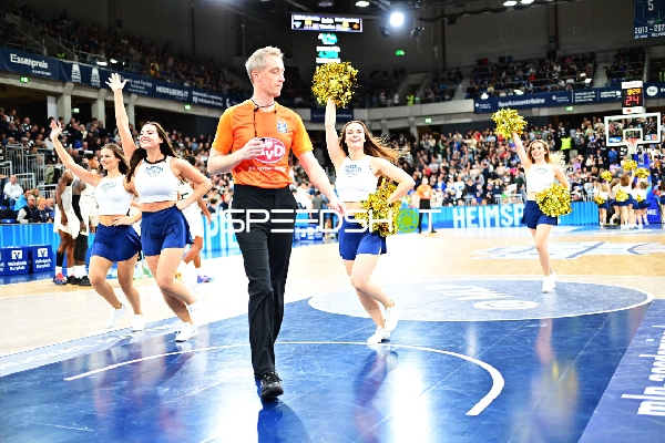 Cheerleader-Performance während der Spielpause
