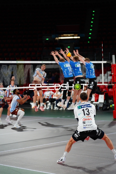 Spielszene mit 10; WWK Volleys Herrsching, Moritz Gärtner (4; WWK Volleys Herrsching) und Niklas Uhl (13; WWK Volleys Herrsching)