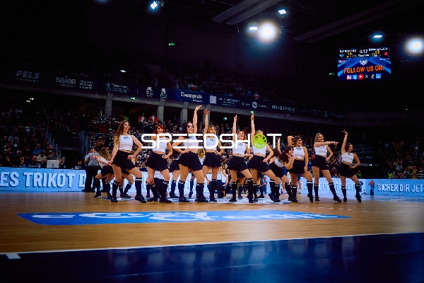 Cheerleader-Performance