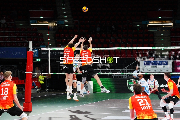 Jonathan Downs (17; BADEN VOLLEYS SSC Karlsruhe) und Corey Mayotte (25; BADEN VOLLEYS SSC Karlsruhe) blocken am Netz