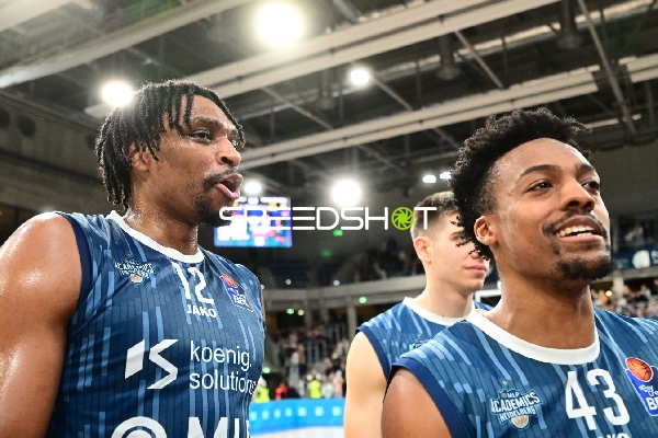 Szene mit Osun Osunniyi (12; MLP Academics Heidelberg), Eric Reed Jr. (43; MLP Academics Heidelberg) und Dusan Neskovic (7; MLP Academics Heidelberg)