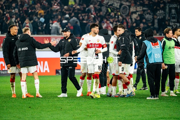 Spieler und Trainer begrüßen