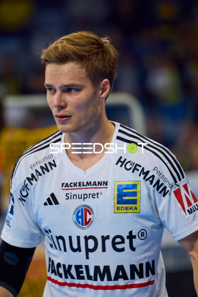 Spieler des HC Erlangen ist auf dem Spielfeld erkennbar.