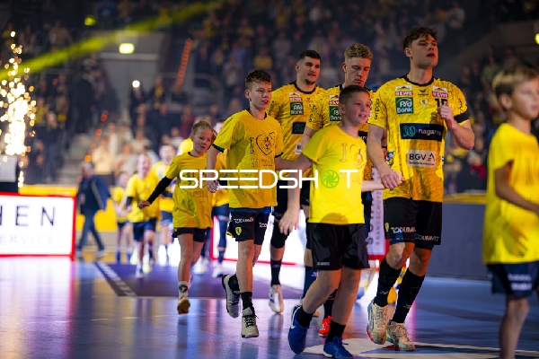 Einlauf von David More (15; Rhein Neckar Löwen), Halil Jaganjac (45; Rhein Neckar Löwen) und Haukur Thrastarson (25; Rhein Neckar Löwen)