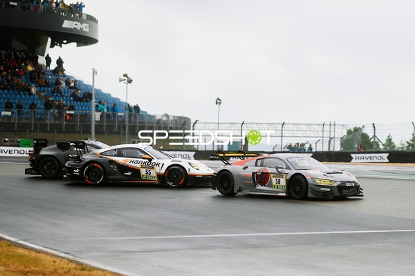 GT3-Fahrzeuge auf nasser Strecke