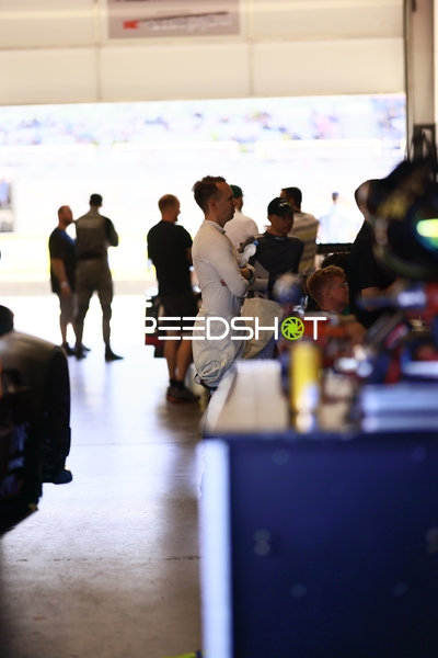 Fahrer in Boxengasse