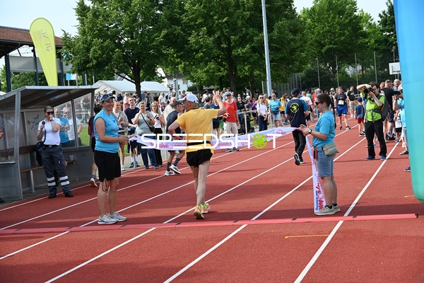 Läufer erreicht Ziel beim TVE Sommerlauf