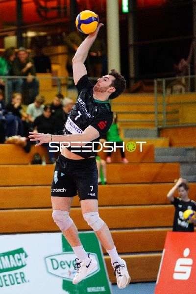 Yoan David (7; TSV Haching München) beim Aufschlag